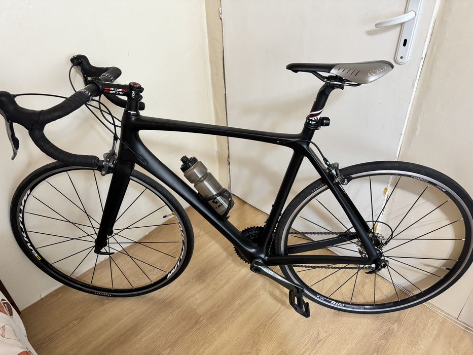 Продавам шосеен бегач CUBE