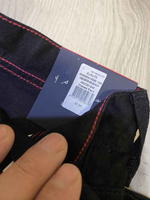 Blugi Tommy Hilfiger Noi !