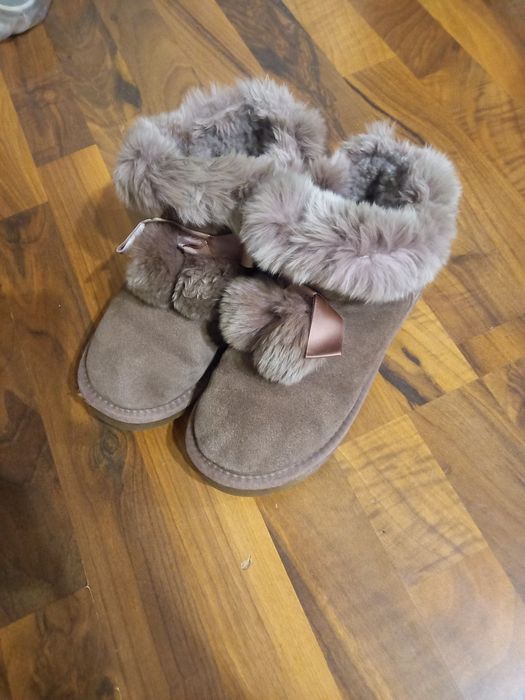 Продам уги на девочку