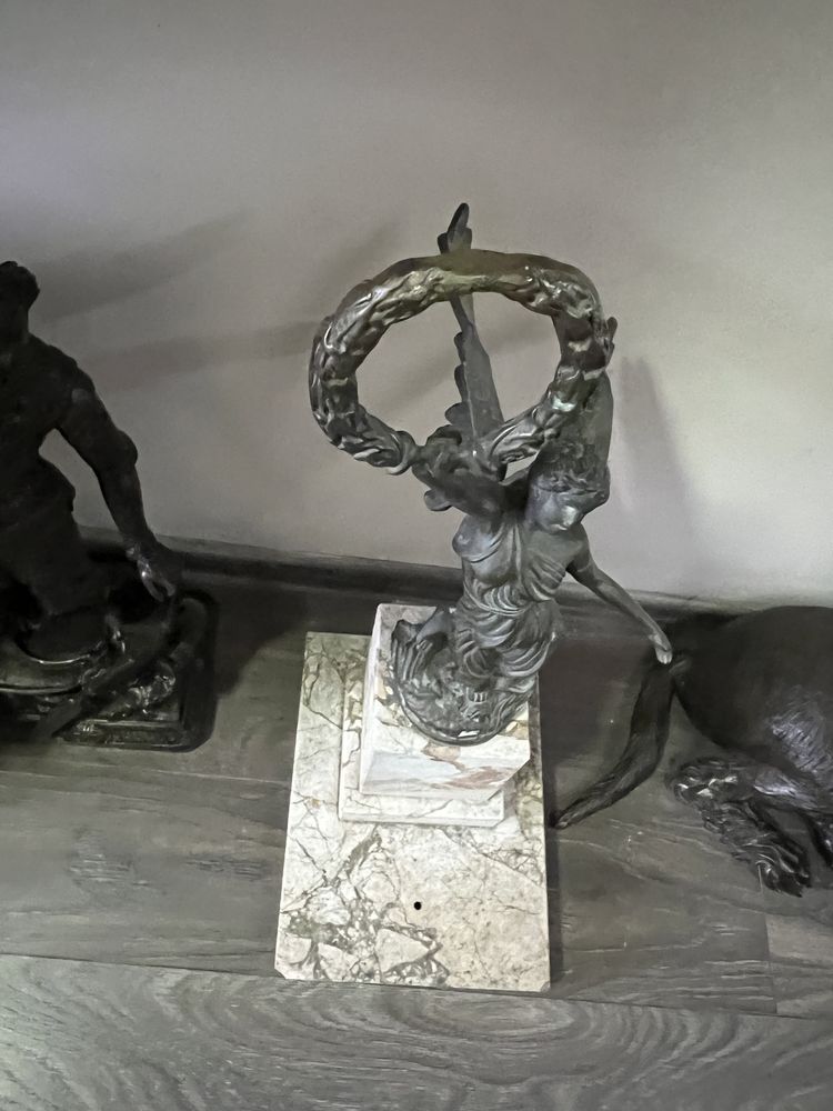 Statueta bronz pe marmura