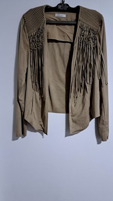 Jachetă elegantă cu franjuri, stil poncho.