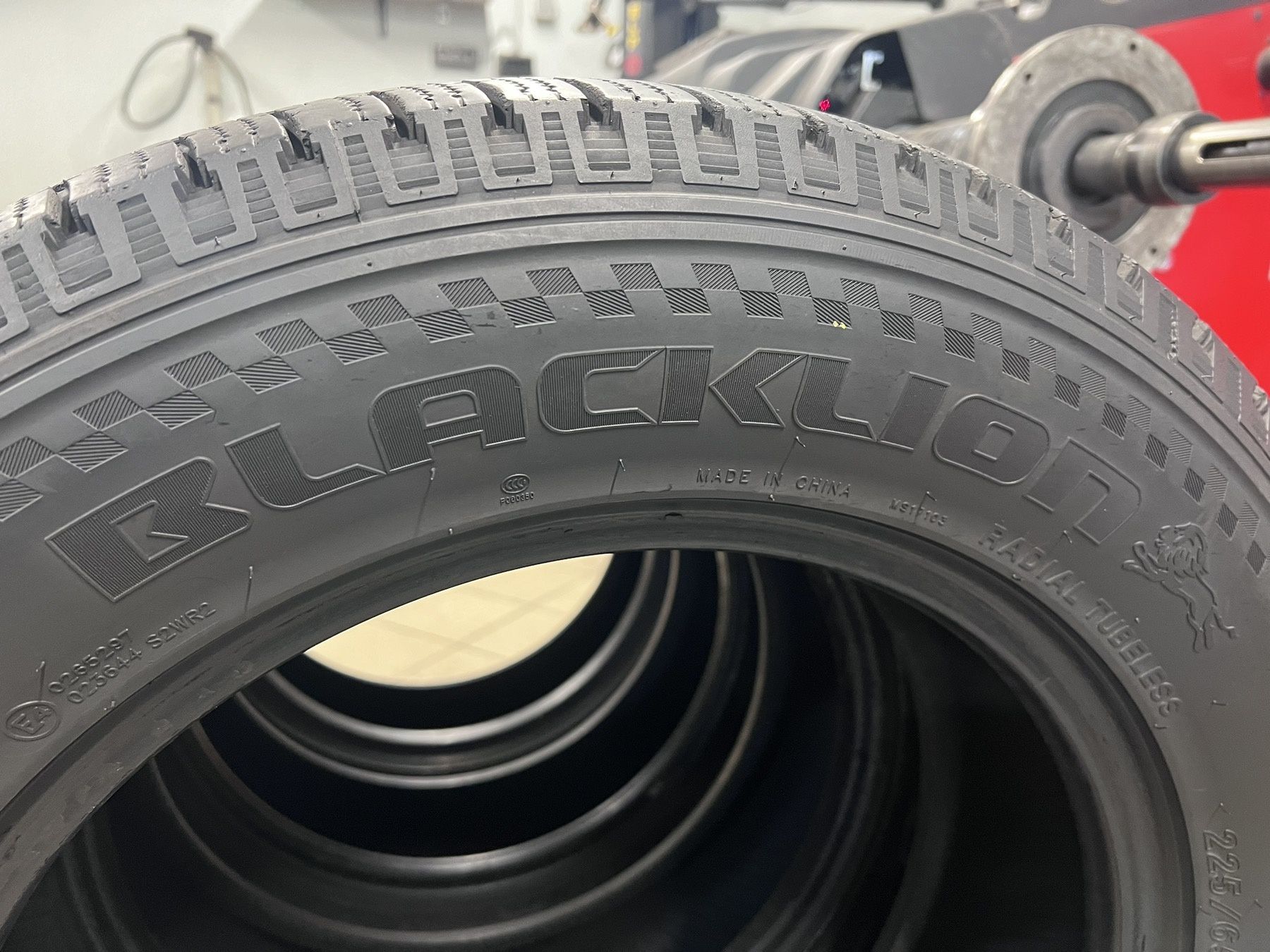 Всесезонни гуми 225/65 R17 Blacklion