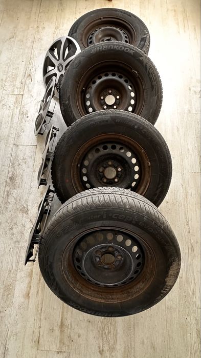 Jante de tablă cu cauciucuri de iarnă 215/70 R16 si capace