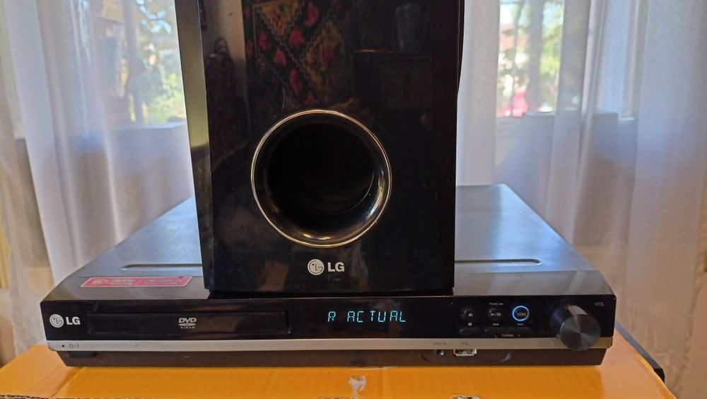 Vand un DVD/HT Player LG HT353 + subwoofer