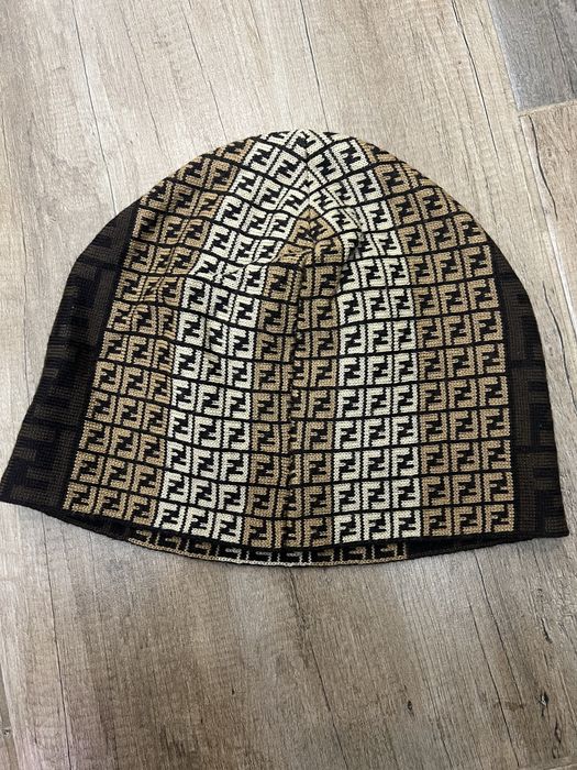 Дамска шапка Fendi