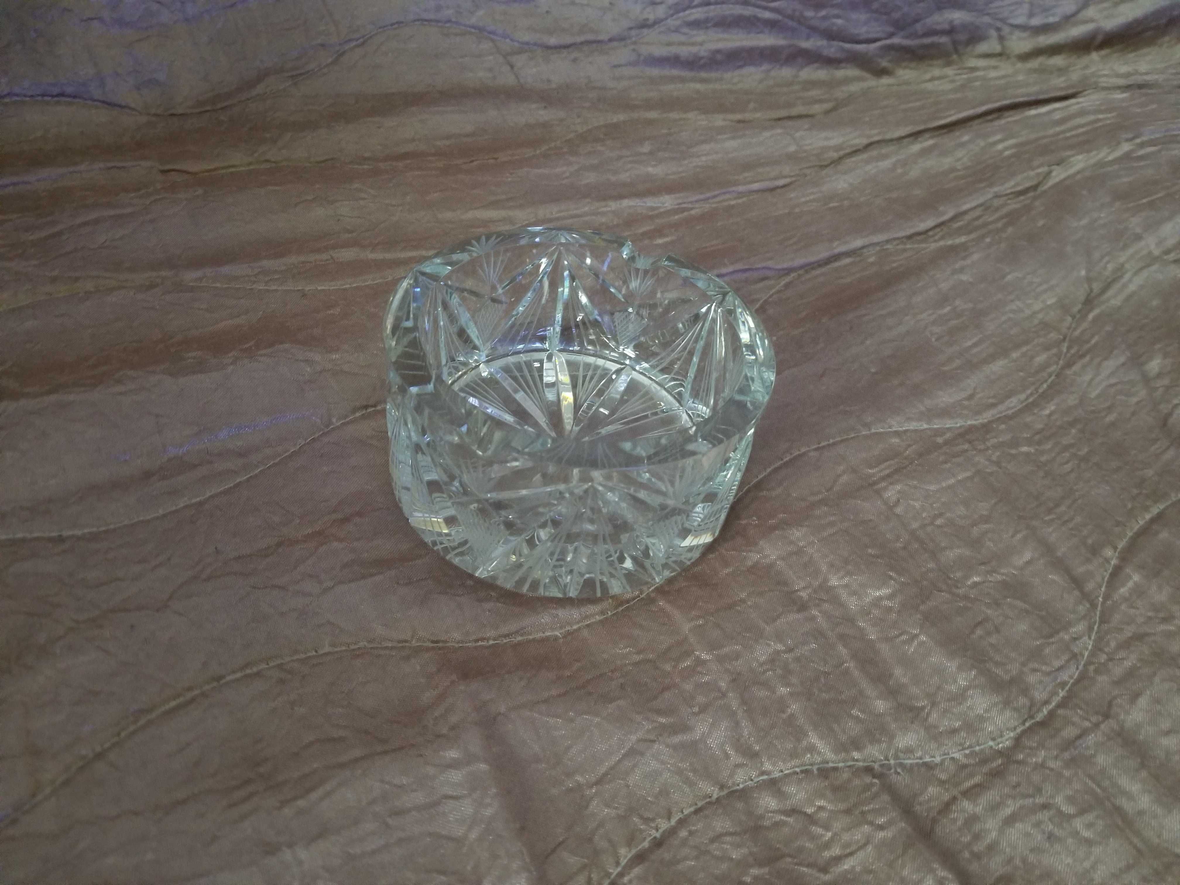 Голям стъклен кристален пепелник- 15 cm диаметър