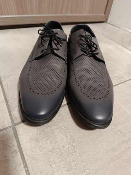 Vând pantofi piele naturală gri Nr. 41