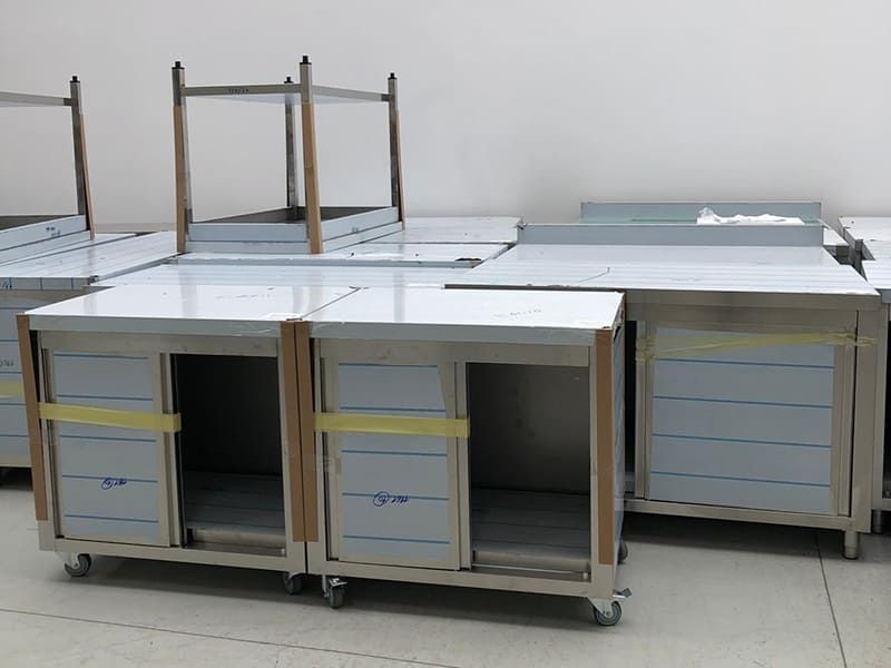 Mobilier de inox pentru bucatari profesionale