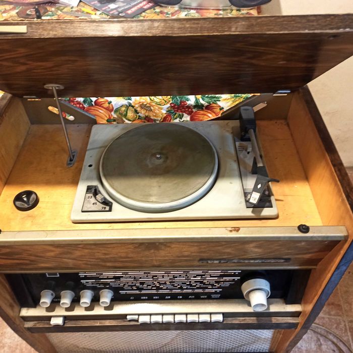 VEF Rapsodija радиограмофон Лампов - 70те г на XX век

цена 75 €вро