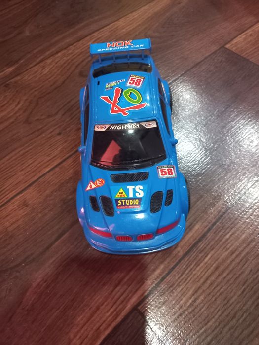 Машинка новая продам