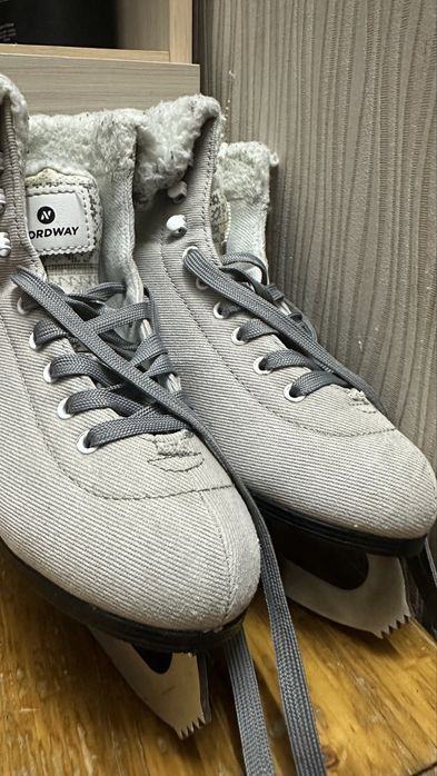 Продам фигурные коньки с утеплением в очень хорошем состоянии