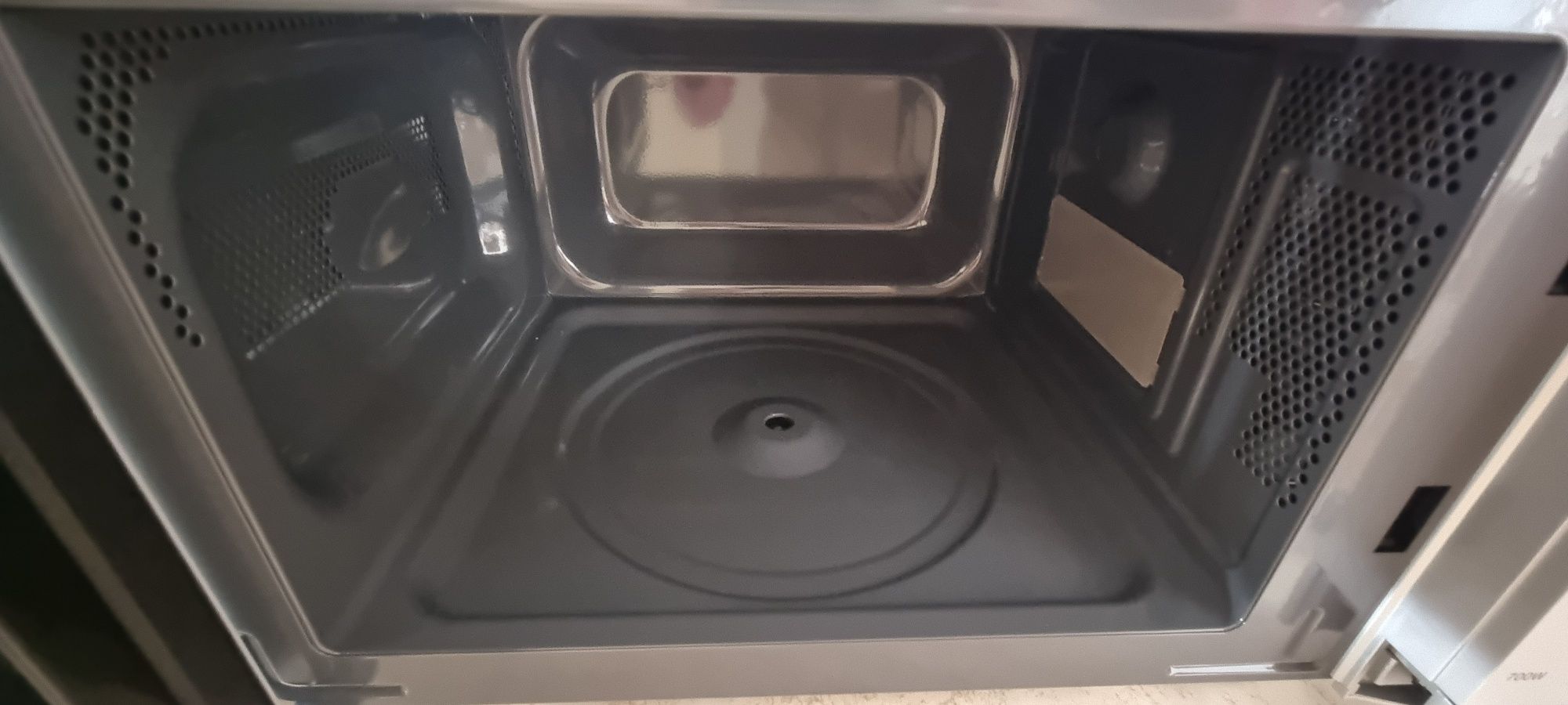 Микровълнова Sharp 18L 700w за части