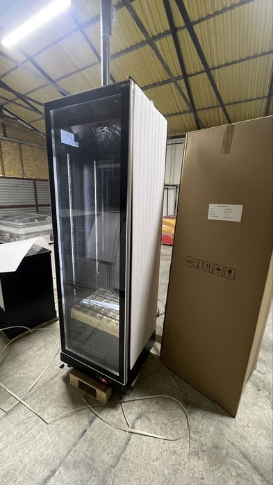 Vitrina frigorifica noua verticala cu usa din sticla completa