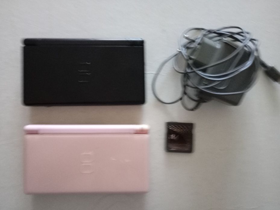 Nintendo ds lite cu card R4 încărcător la prețul de 200 lei