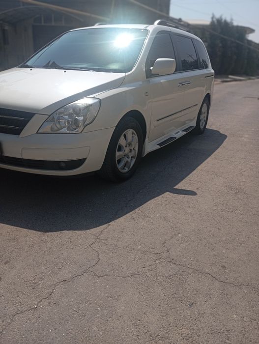 Продаёт Kia Carnival 2006