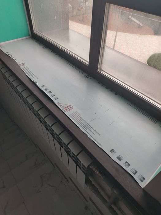 Продам два подоконника коричневого цвета.