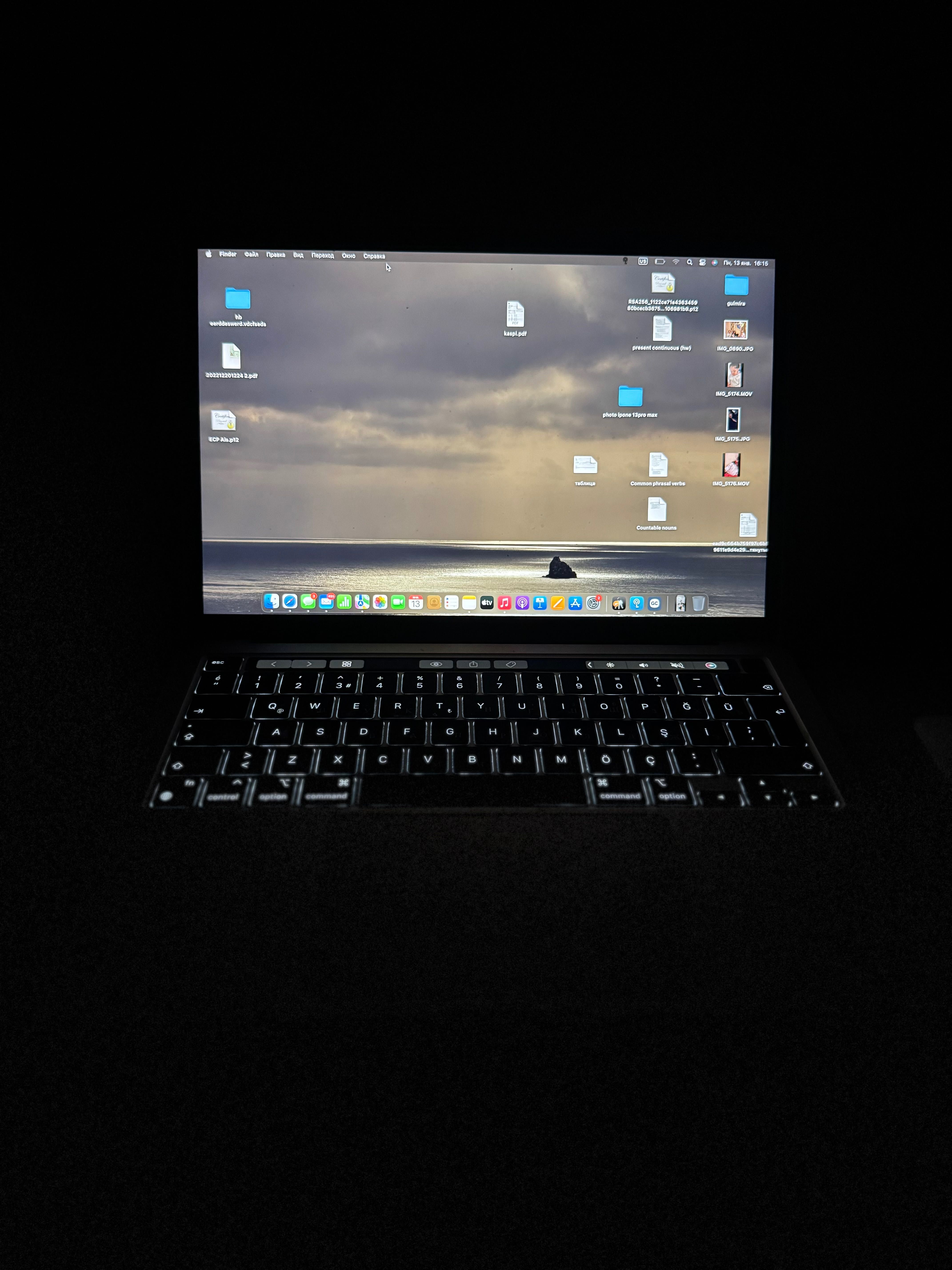 Продаю MacBook Pro 13 M2 2023 8/512Gb