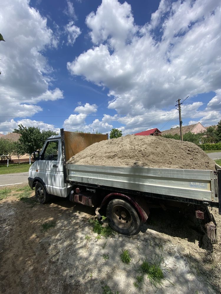 Sort, nisip, balastru, piatra concasată pamant negru pamant nisipos