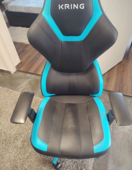 Scaun gaming albastru cu negru