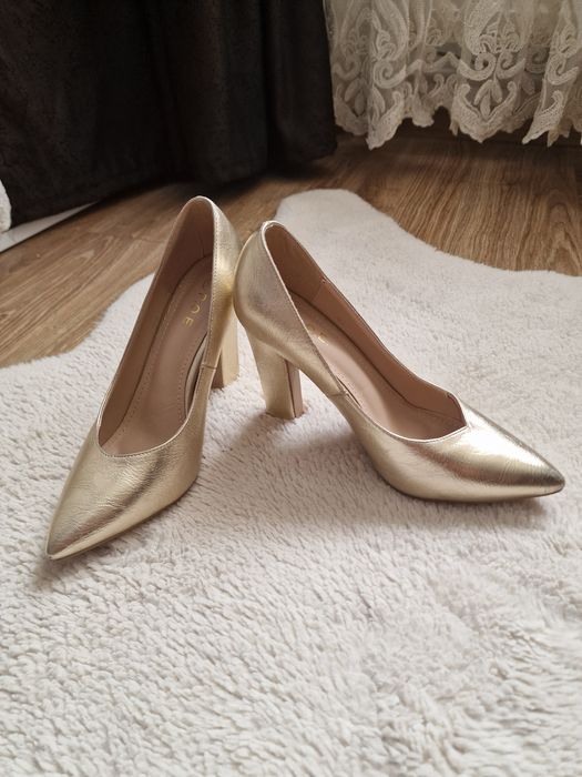 Pantofi cu toc P.O.E aurii