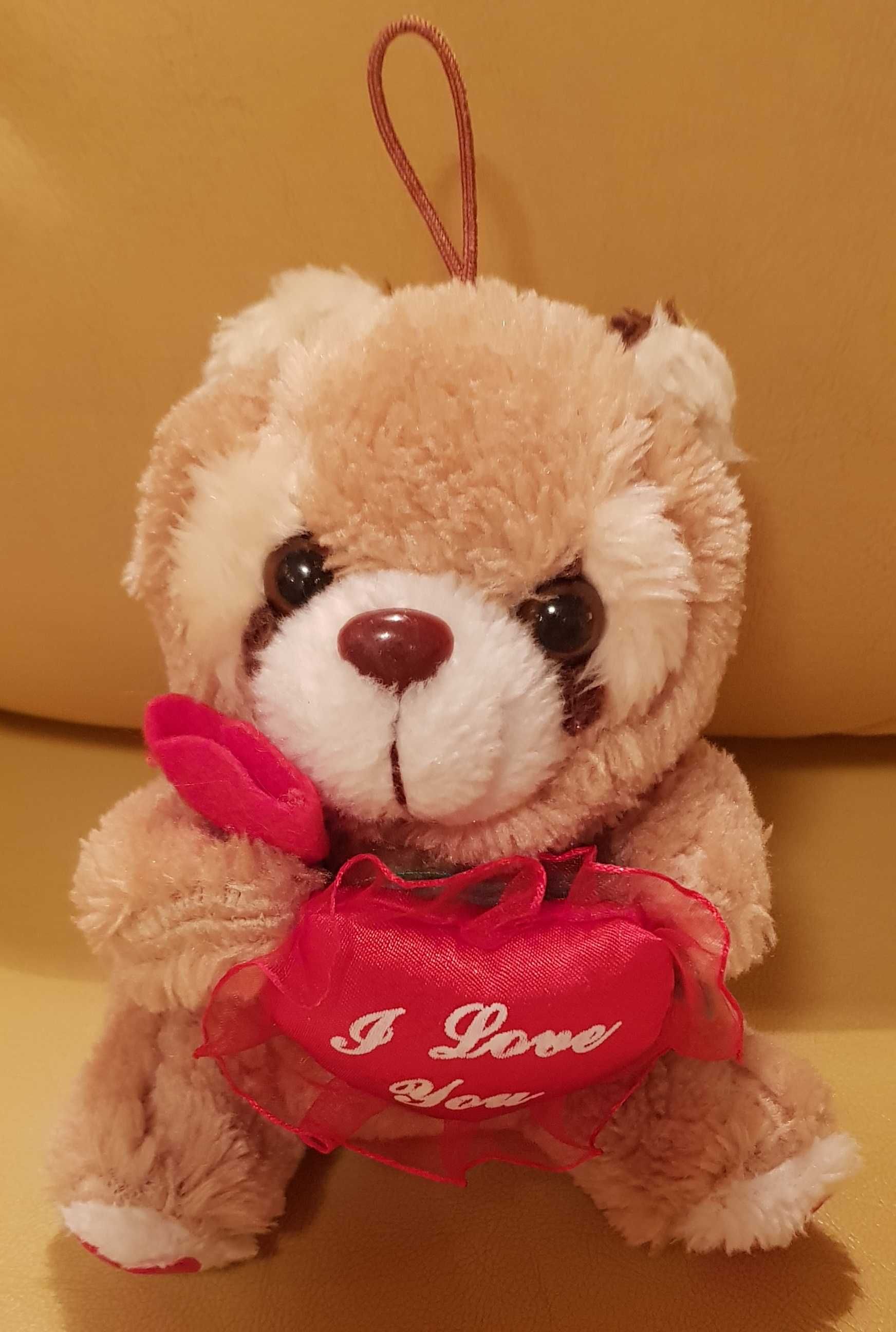 Ursuleț de pluș cu pernuță roșie, în formă de inimioară, "I Love You"