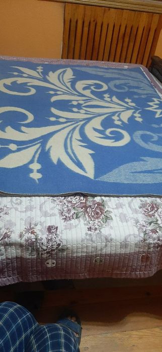 Одеяло верблюжая шерсть в нармальном состоянии.две шт продаю срочна.