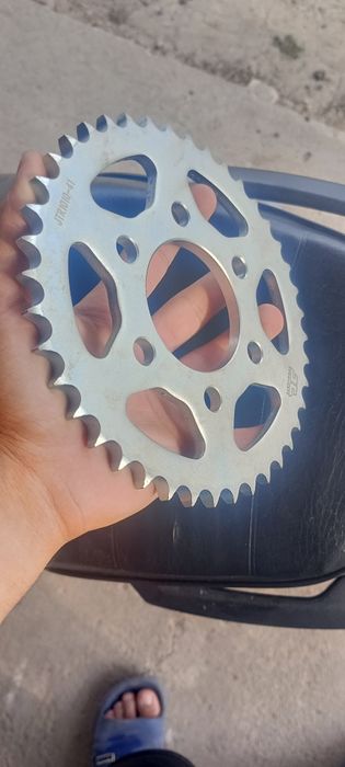 Vând pinion spate