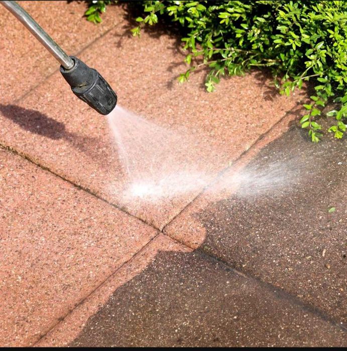 CURĂȚENIE LA ÎNĂLȚIME –Salam Acoperișuri, Curti si Panouri Solare.