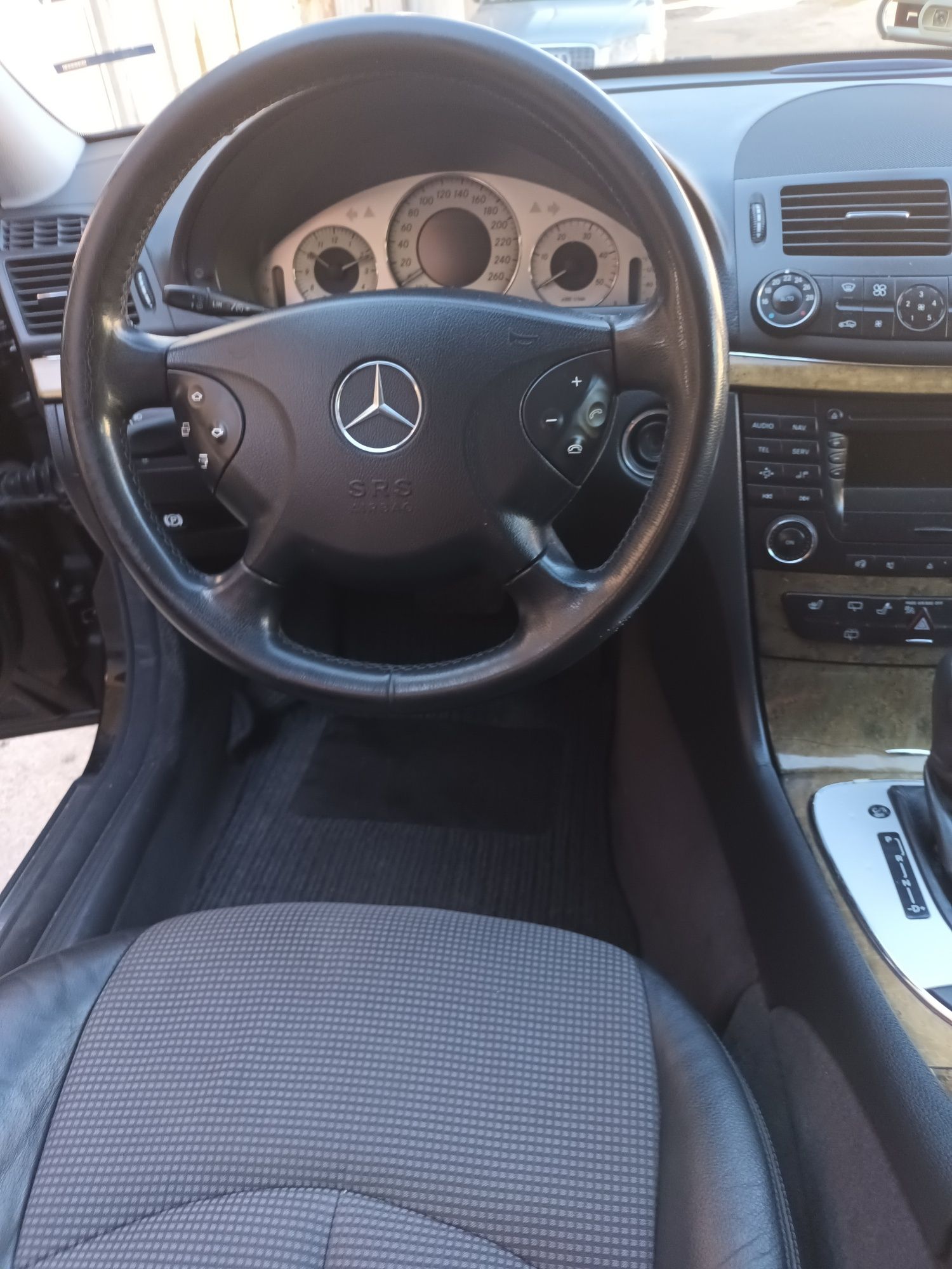 Продавам Мерцедес Е 320 CDI.