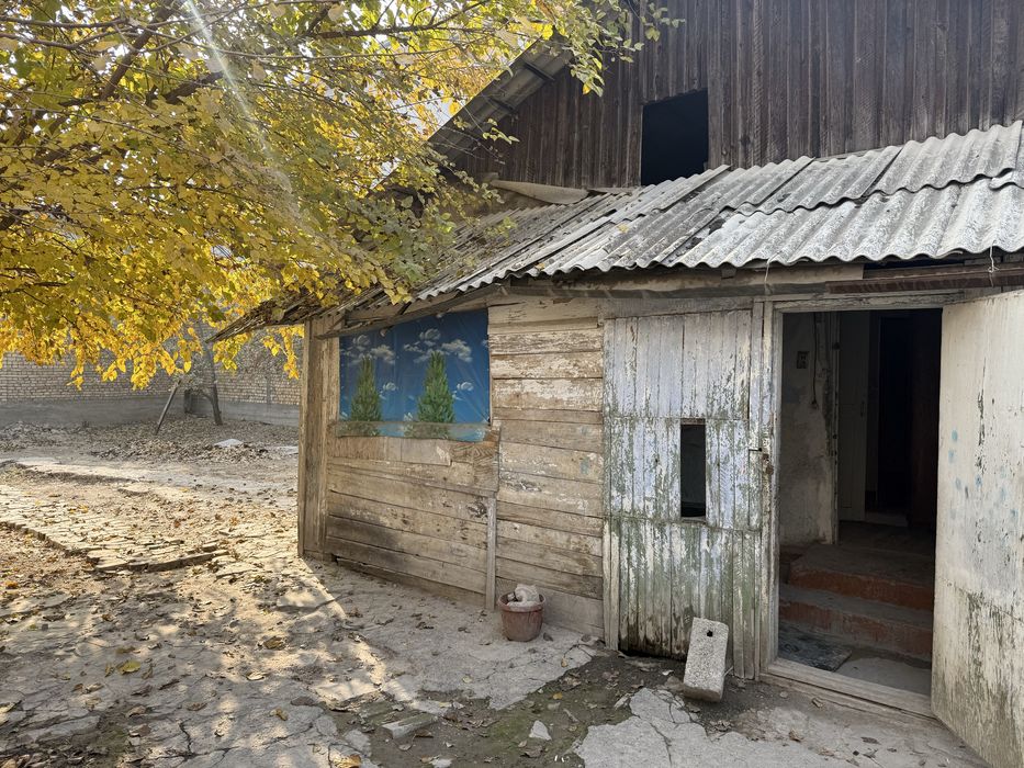 3 хонали ховли ижарага берилади. 6 сотих ери бор. Метро олдида