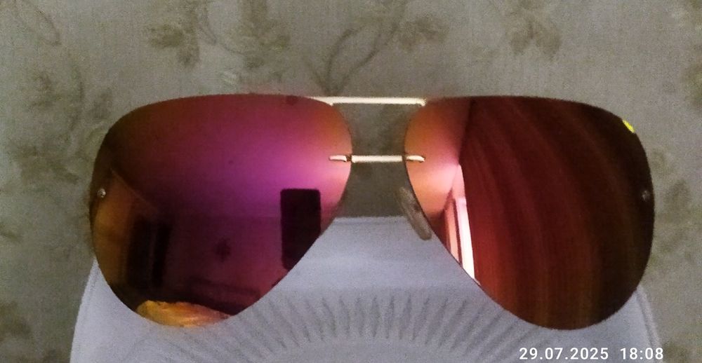 Солнцезащитные очки.