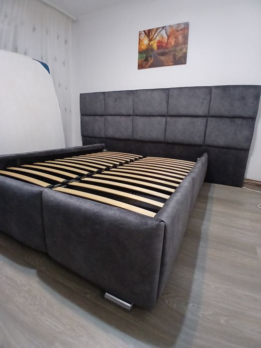 Vând pat tapițat cu stofă tip alcantara