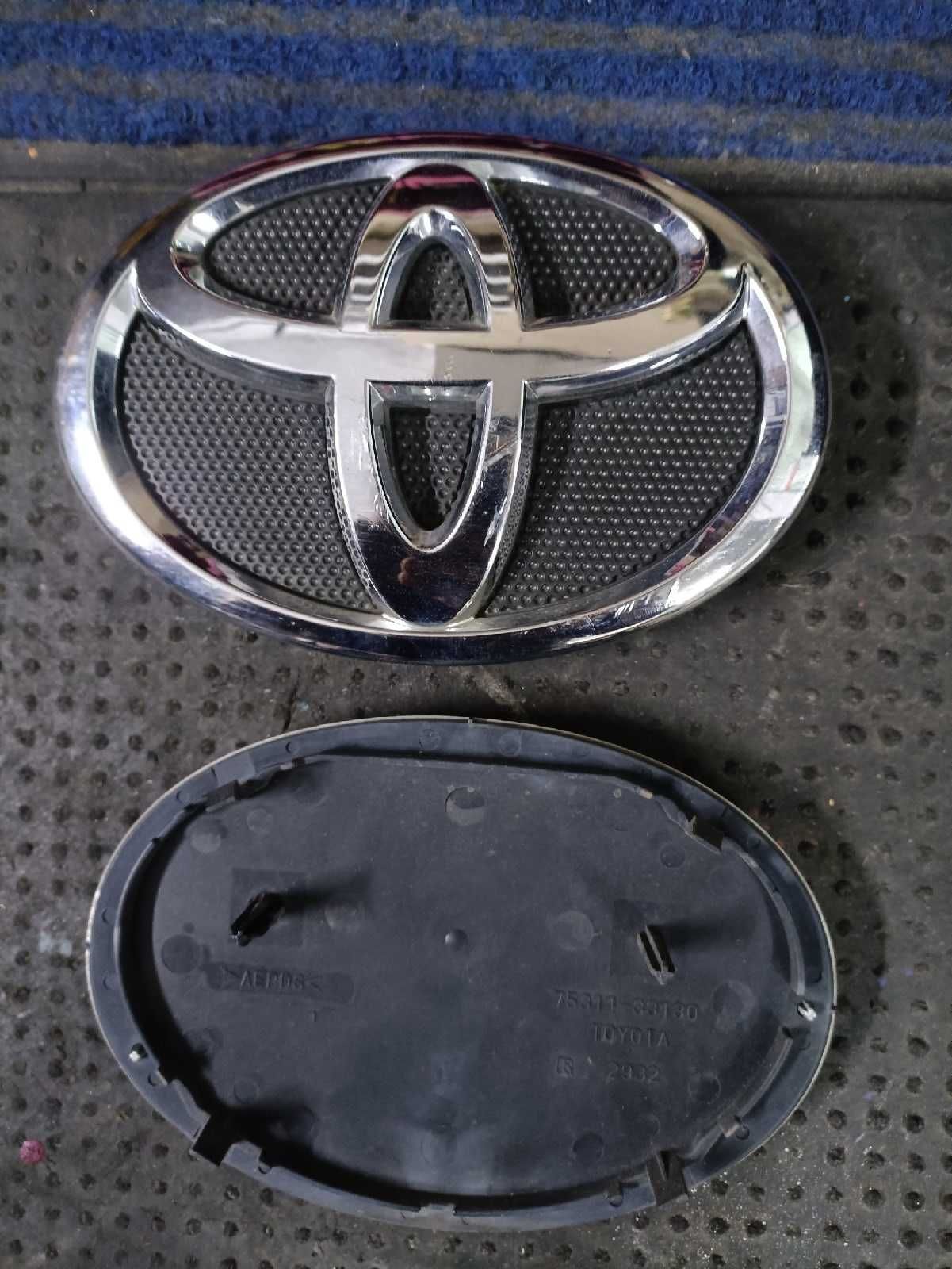 Продам оригинальную эмблему от Toyota Camry 40