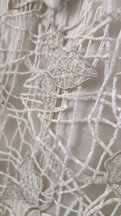Rochie sofisticată crem, cu plasă decorată și fundă sub bust