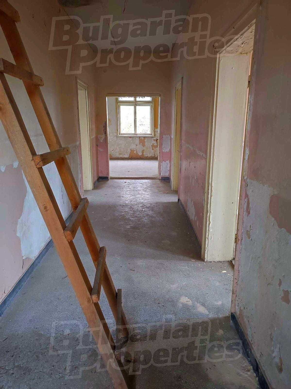 3-етажна масивна сграда в с. Сини Вир, област Шумен