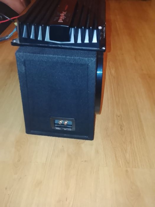 Vând Subwoofer Xplod 1800w cu statie 1000w