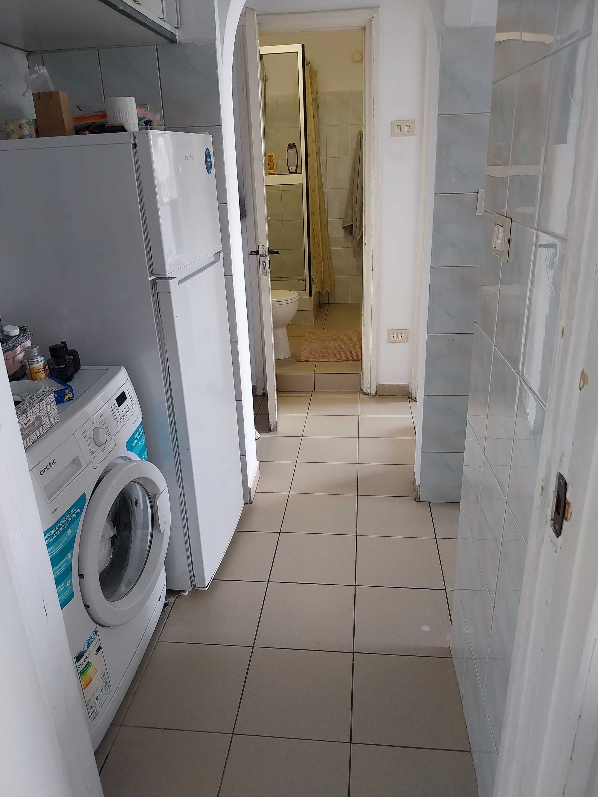Vand apartament,  zona buna cu mult verde si  soare.