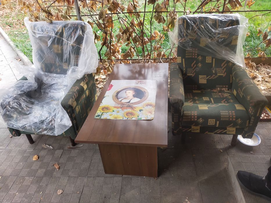 Продам стол и два кресла