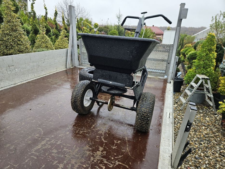 Masina imprastiat ingrasaminte gazon