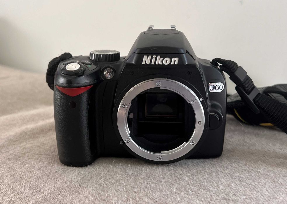 Nikon D60 DSLR body, stare bună, fără baterie, curea inclusă