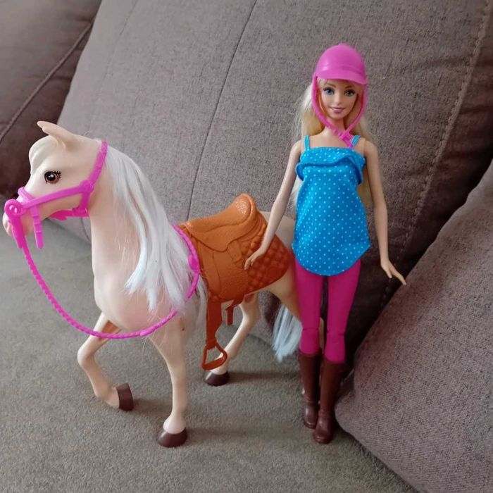 Papusa Barbie cu cal - set