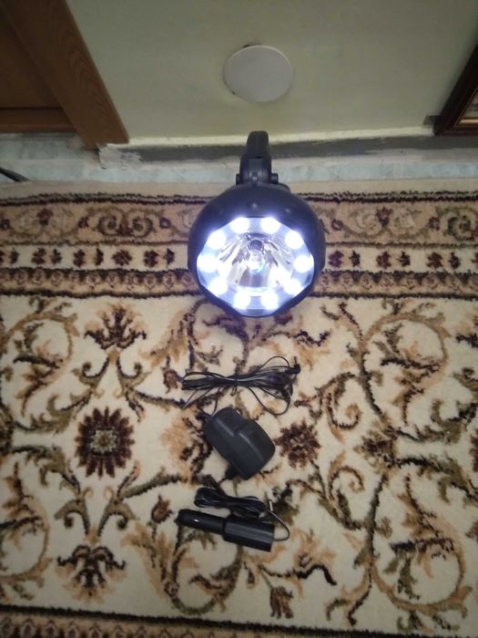 Lanternă-proiector cu acumulator