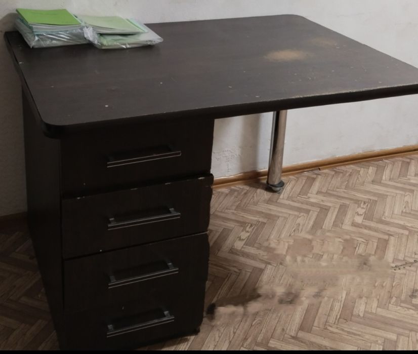 Стол  с  ящиками