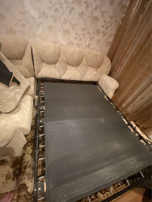 Диван угловой бежевый в хорошем состоянии