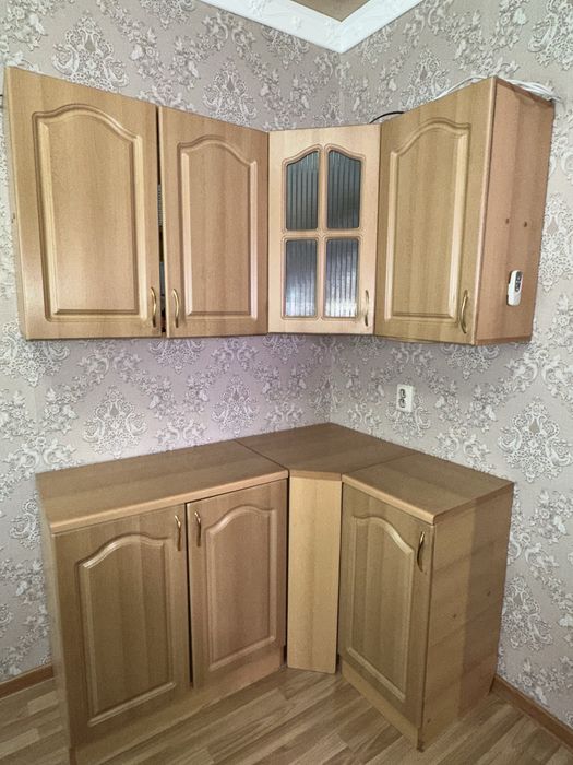 Продаю шкафы и стол со стульями для столовой