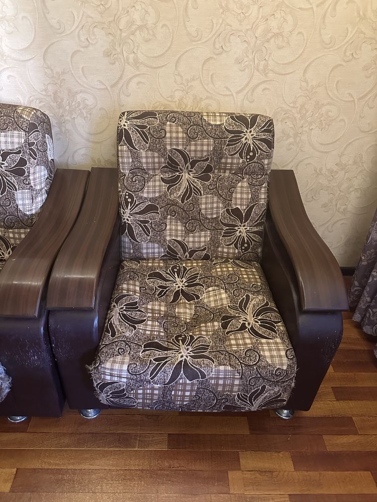 Продаются диван и 2 кресла