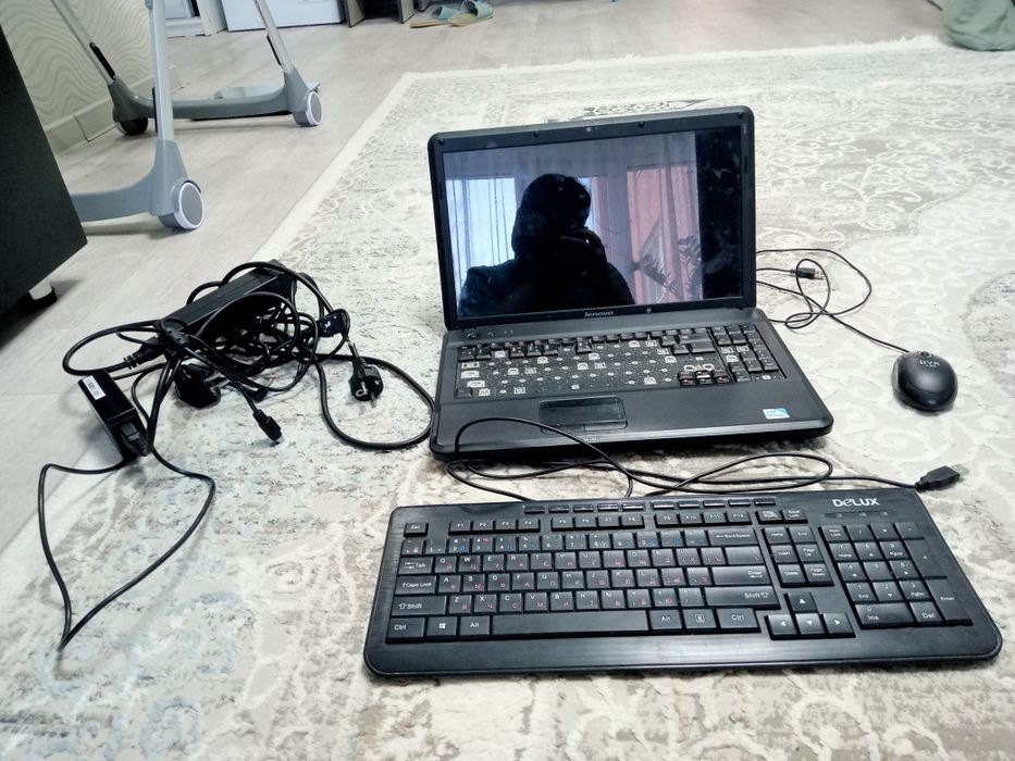 Компьютер с мышкой с клавиатурой и с проводами