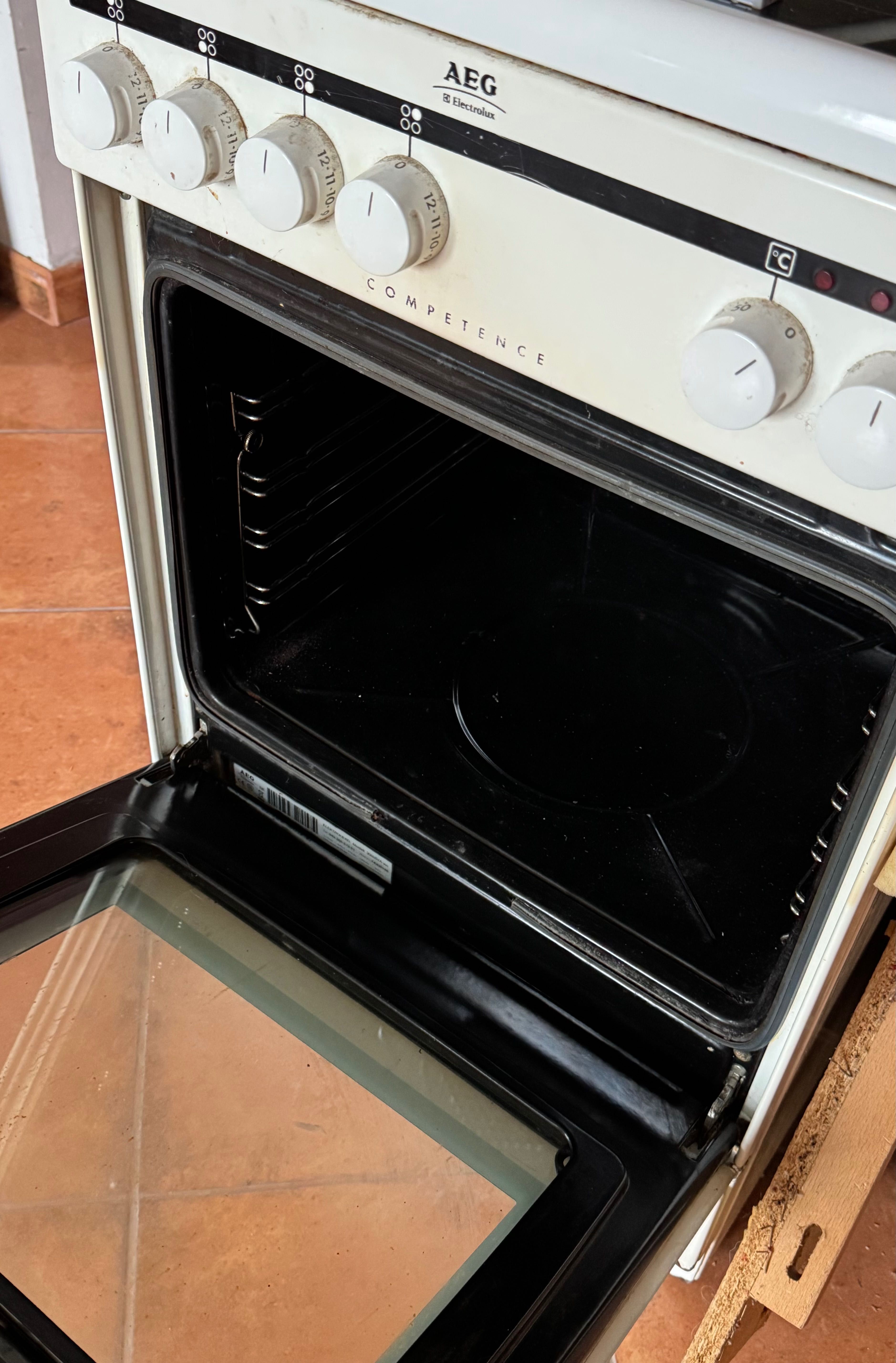 Vând aragaz electric AEG  parțial defect .