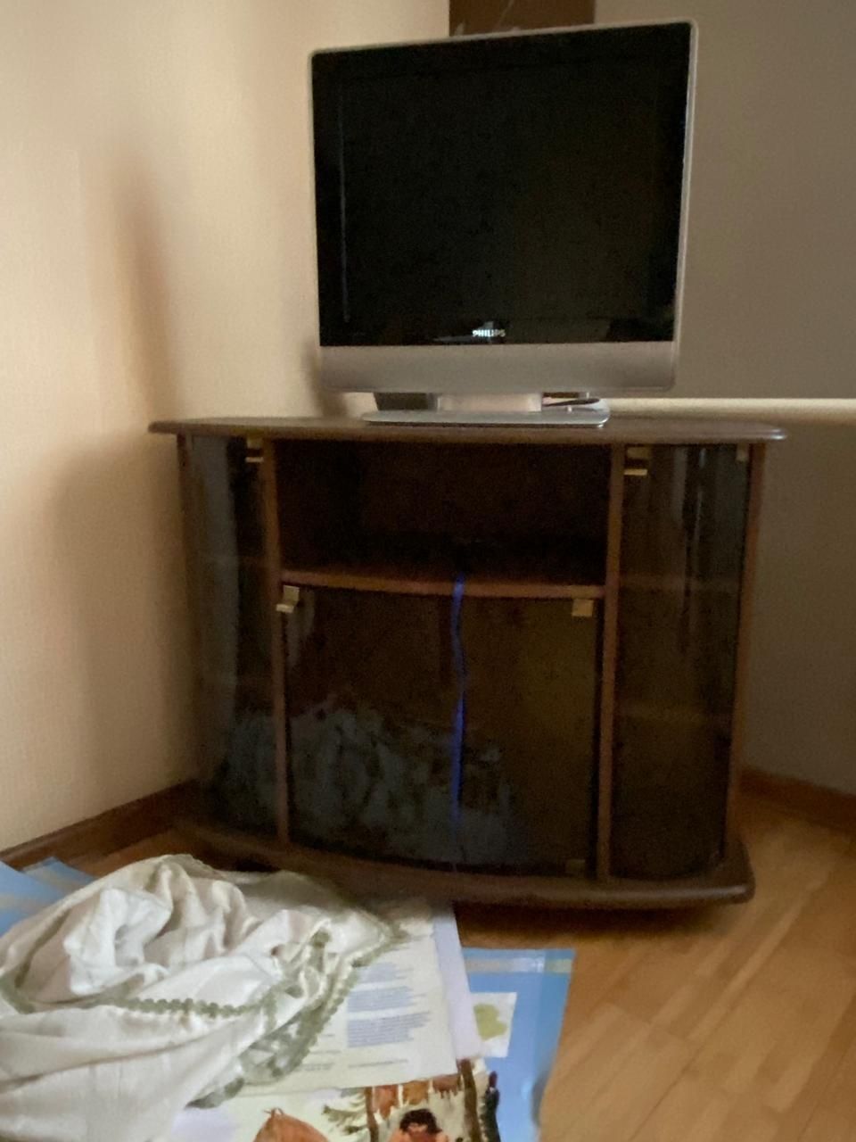 Срочно продам 2 тумбы под телевизор