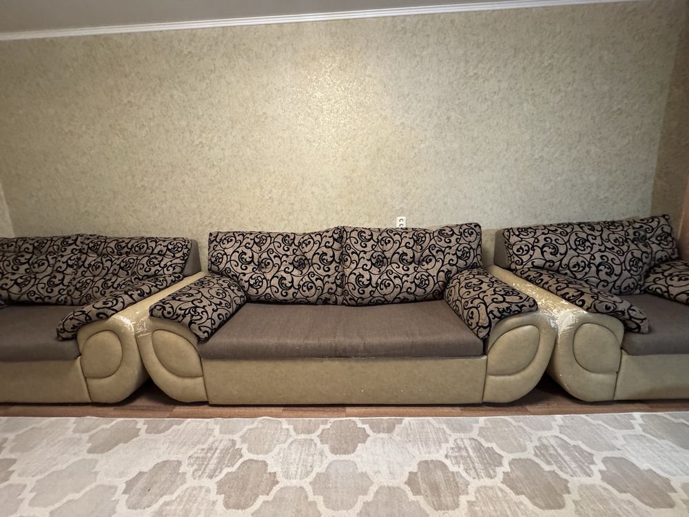 Продам два дивана и кресло